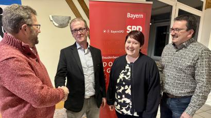 Bild: gri
Andreas Koch (Zweiter von links) tritt als Bürgermeisterkandidat der SPD in der Gemeinde Freudenberg an. Es gratulieren (von links) Johannes Foitzik, Elisabeth Strobl und Rudi Preitschaft.