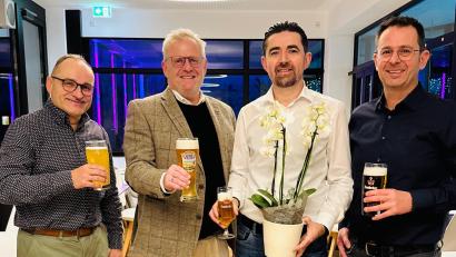 Bild: Daniel Weigl, Stadt Schwandorf
Stießen gemeinsam auf einen gelungenen Start an (von links): Peter Habermeier (stellvertretender Kämmerer), Oberbürgermeister Andreas Feller, Richard Krestel und Michael Maget (Bäderleiter).