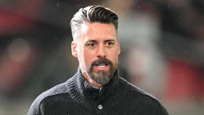 Bild: Bernd Weißbrod/dpa
Hatte mal ein Angebot aus Hamburg: Augsburgs Trainer Sandro Wagner.
