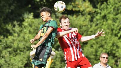 Archivbild: Hubert Ziegler
Ammerthals Manuel Mutove (links) hat sich gegen Lauterhofen am Knie verletzt.