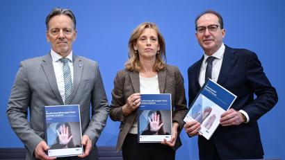 Bild: Britta Pedersen/dpa
BKA-Präsident Holger Münch, Bundesfamilienministerin Karin Prien (CDU) und Bundesinnenminister Alexander Dobrindt (CSU) präsentieren in Berlin zwei Sonderauswertungen der Polizeistatistik: Ein Bundeslagebild zu häuslicher Gewalt und ein Lagebild zu Straftaten gegen Frauen.