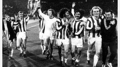 Bild: picture-alliance / dpa
Die Bayern mit Paul Breitner (Mitte), Gerd Müller (3.v.r.) und Uli Hoeneß (2.v.r.) jubeln nach dem Gewinn des Europapokals der Landesmeister. (Archivfoto)