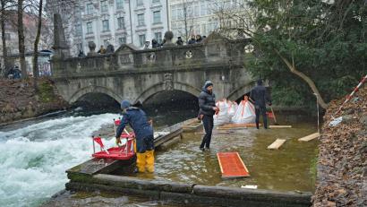 Bild: Malin Wunderlich/dpa
Strömungsexperten von der Hochschule München wollen die Eisbachwelle wiederherstellen.