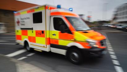 Bild: Nicolas Armer/dpa
Sanitäter bringen den Busfahrer mit leichten Verletzungen in ein Krankenhaus. (Symbolbild)