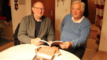 Bild: prh
Bernhard Knauer und Fred Fröhlich (von links) blättern im nachgedruckten Hausnamenbuch der Stadt Neustadt. Das Buch kann ab sofort im Schreibwarengeschäft Richter am Stadtplatz in Neustadt/WN erworben werden.
