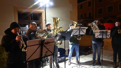 Bild: u
Es ist schon Tradition, dass die „Herzensblecher“ unter Leitung von Gerhard Böller (2. von links) die Eröffnung des Lebendigen Adventskalenders mit weihnachtlichen Weisen musikalisch umrahmen.