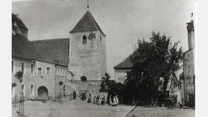 Archivbild: jml
Die Historische Aufnahme zeigt die Kirche, das Gemeindehaus und die Wehrmauer in Kohlberg, Anfang der 1920er-Jahre.