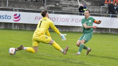 Bild: Hubert Ziegler
Auf die Treffsicherheit von Timo Kohler (rechts, Szene aus der Partie gegen Jahn Regensburg II) setzt die DJK Gebenbach auch beim Gastspiel in Oberfranken bei der SpVgg Bayern Hof.