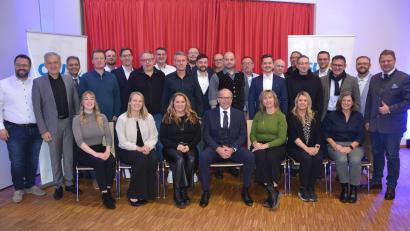 Bild: jr
Mit diesen Kandidaten bewirbt sich die CSU Kemnath bei der Stadtratswahl am 8. März. 6 Frauen und 14 Männer um Roman Schäffler (sitzend, Mitte) treten an, hier im Bild mit zahlreichen Ehrengästen nach der Nominierung.