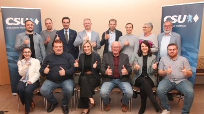 Bild: pi
Die CSU Waidhaus geht mit Nicole Hoch (sitzend, Dritte von links) als Spitzenkandidatin in die Kommunalwahlen am 8. März 2026.