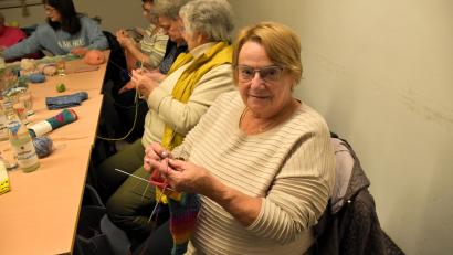 Bild: ubb
Adelheid Görl (vorne) ist eine der Pionierinnen des Strickkreises. Sie hat mit einer Freundin die Strickgemeinschaft kontinuierlich aufgebaut.