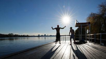 Bild: Christian Charisius/dpa
Zwei junge Männer haben Spaß beim Eisbaden in Hamburg an der Alster.