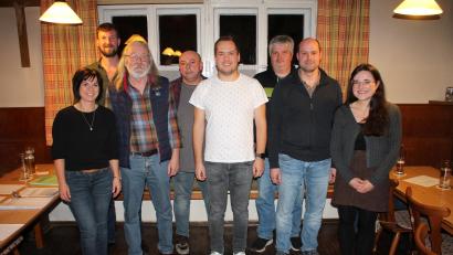 Bild: bjp
Die Kandidaten der Freien Wählergemeinschaft Weihersberg-Zessau, die bei der Nominierungsversammlung im Zessauer Gasthof Lober bestätigt wurden: Bastian Ackermann, Gerhard Bodner, Tobias Heining, Stefan Lober, Stefan Eibl, Mathias Wegmann; nicht auf dem Bild: Markus Eichermüller. Liane Scharf (links), Anna Laugensteiner (rechts) und Eva Mayrhofer-Dötsch (nicht auf dem Bild) kandidieren nicht mehr.