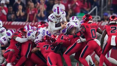 Bild: Ashley Landis/AP/dpa
Josh Allen (oben) hatte es immer wieder mit zahlreichen Verteidigern zu tun.