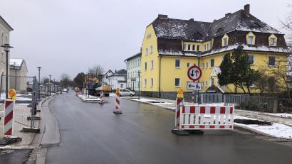 Bild: wro
Der Bahnhofsplatz in Wiesau ist - wenn auch nur halbseitig - wieder frei befahrbar. Im westlichen Teil der Straße laufen derzeit die Pflanzarbeiten.