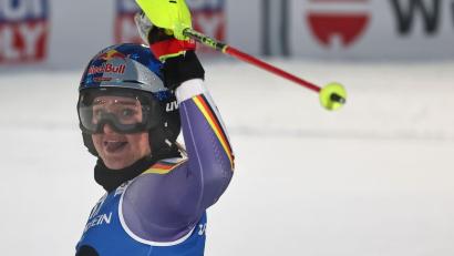 Bild: Marco Trovati/AP/dpa
Emma Aicher jubelt nach ihrem Podestplatz beim Weltcup-Slalom von Levi. (Archivfoto)