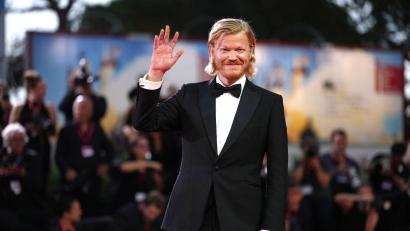 Archivbild: Scott A Garfitt/Invision/dpa
Hollywoodstars wie Jesse Plemons fühlen sich bei den Dreharbeiten in der Hauptstadt wohl.