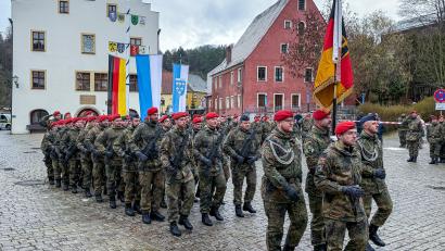 Bild: Stephan Huber
Truppenfahne und Ehrenzug marschieren voraus, es schließen sich Abordnungen der einzelnen Kompanien des Logistikbataillons an: Am Marktplatz in Kastl legten Rekruten ihr Gelöbnis ab – anfangs noch ohne Regen und Graupelschauer.