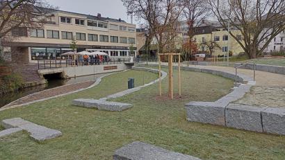 Bild: Stephanie Hladik
Seit Freitag ist die Grünanlage auf dem ehemaligen Lohmer-Grundstück hinter dem Parkdeck Naabwiesen für die Öffentlichkeit zugänglich. Im nächsten Sommer laden Bänke und Granitsteine zum Verweilen ein.
