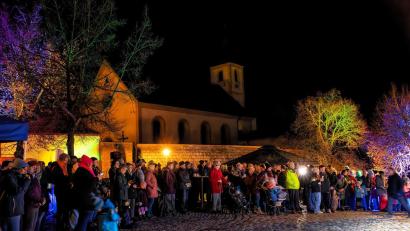 Bild: Hermann Koch
Den Advent beginnen die Freudenberger und Wutschdorfer mit einer Feier auf dem Kirchplatz.