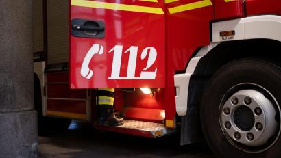 Bild: Niklas Treppner/dpa
Feuerwehrleute löschen den Brand in dem Wohnhaus. (Symbolbild)