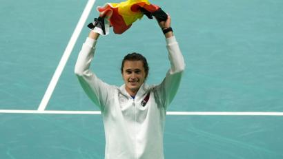 Bild: Luca Bruno/AP/dpa
Zverev jubelte mit Deutschland-Fahne über den Viertelfinalsieg gegen Argentinien.