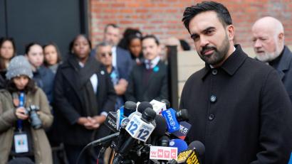 Bild: Seth Wenig/AP/dpa
Zwischen Wahlsieg und Amtsantritt dürfte Mamdani es tunlichst vermeiden wollen, in Konflikte hineingezogen zu werden. (Archivbild)