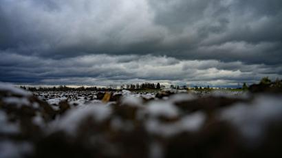 Bild: Malin Wunderlich/dpa
Nach verschneiten Tagen zeigt sich am Wochenende die Sonne. Doch nur von kurzer Dauer.