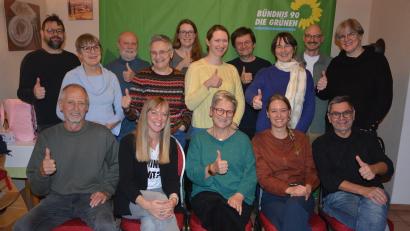 Bild: jr
Mit diesen Kandidaten treten Bündnis 90/Die Grünen bei der Stadtratswahl in Kemnath an. Bislang sind sie mit drei Räten im Stadtrat vertreten. Spitzenkandidatin ist Heidrun Schelzke-Deubzer (sitzend Mitte). Mit im Bild die beiden Kreissprecher Fabian Keppler-Stobrawe (links stehend) und Monika Schneider (rechts stehend).