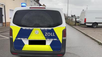 Bild: POMin Schlee, PI Schwandorf
Mit ihrem Fahrzeug sicherten Einsatzkräfte des Zolls die Steinberger Straße ab. Ein 84-Jähriger touchierte den Bus mit seinem Auto.