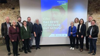 Bild: rha
Auf die Vilsecker Burgfestspiele im nächsten Jahr freuen sich (von links): Norbert Neugirg (okticket), Kultur- und Tourismusbeauftragte Adolfine Nitschke, Lolamannen-Vorsitzender Dominik Gruber, Regieassistentin Maria Schendzielorz, Regisseur Bernhard Neumann, Regieassistentin Maria Friedrich, Kathrin Schmidt (Sparkasse AS), Autorin Gerda Stauner, Sonja Kalb (Sparkasse AS), Bürgermeister Hans-Martin Schertl und Kostümbildnerin Beate Stock.