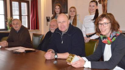 Bild: Kunz
Stellten den Ablauf der letzten Stolpersteine-Aktion in Weiden vor (von links): Werner Friedmann und Pfarrer Alfons Forster von der Gesellschaft für Christlich-Jüdische Zusammenarbeit, Sebastian Schott vom Stadtarchiv Weiden und Ursula Soderer sowie Schülerinnen der Staatlichen Wirtschaftsschule (hinten).