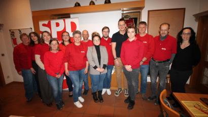 Bild: Bernhard Piegsa
Mit einer kompletten und geschlechterparitätischen Liste tritt die Schwarzenbacher SPD zur Kommunalwahl an. Als Bürgermeisterkandidatin nominiert sie Anja Kirschsieper (Sechste von links). Rechts Vizelandrätin Karolina Forster.