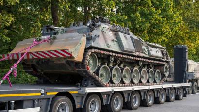 Bild: Christophe Gateau/dpa
Auf der Ladefläche des gestoppten Lkws stand ein Dachs-Pionierpanzer - ob es sich um einen Bundeswehr-Transport handelte, ist unklar. (Symbolbild)