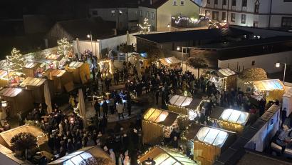 Archivbild: Stadt Waldsassen/exb
In der Parkanlage „Neue Gärten“ findet der Waldsassener Weihnachtsmarkt statt. 42 Anbieter bieten ein breites Sortiment zum Kaufen, aber auch zum Genießen.