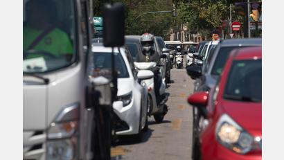 Bild: Clara Margais/dpa
Im Zentrum Palmas gibt es seit Jahresbeginn eine Umweltzone, in die Urlauberautos mit ausländischem Kennzeichen - auch wenn sie schadstoffarm oder sogar elektrisch sind - nicht einfahren dürfen. (Archivbild)