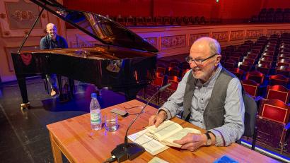 Bild: Petra Hartl
Friedrich Brandl bei seiner Lesung auf der Studiobühne im Amberger Stadttheater. Zwischen den Gedichten und Auszügen aus Büchern des Schriftstellers spielte Sebastian Birner am Flügel.