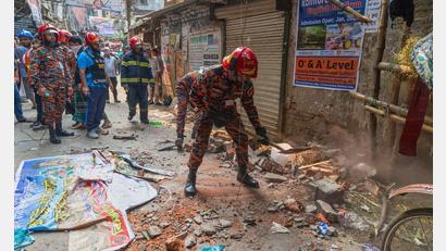 Bild: Abdul Goni/AP/dpa
Ein Rettungsdienst-Mitarbeiter räumt nach einem Erdbeben die Trümmer von eingestürzten Gebäudeteilen weg.