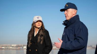 Bild: Petty Officer 1st Class Brandon/U.S. Coast Guard/AP/dpa
Admiral Kevin Lunday (r.), amtierender Kommandant der Kristi Noem unterstehenden US-Küstenwache, widersprach dem Medienbericht. (Archivbild)