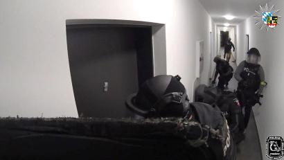 Bild: -/Polizei Oberfranken/dpa
Die slowakische Polizei stürmt ein Appartement - hinter dieser Tür vermuteten sie den Ursprung vieler Schockanrufe. (Handout)