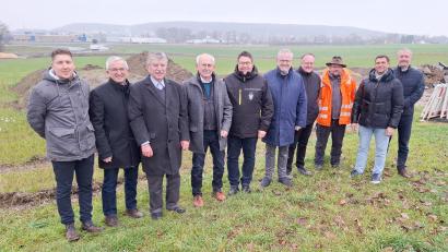 Bild: Michael Weiß/VG Wackersdorf
Vertreter der drei Kommunen, des Landkreises und der ausführenden Baufirma Sommer vor dem Hintergrund von A 93 und einem Teil der zukünftigen Gewerbeflächen.