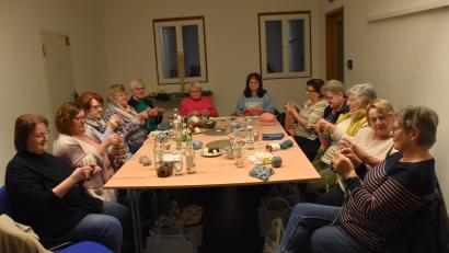 Bild: ubb
Die "Flotten Nadeln" sind eine Gruppe von insgesamt 20 Frauen, die sich zum gemeinsamen Handarbeiten treffen. Die gesellige Runde hat damit bereits viel Hilfe geleistet, denn ihre Strickereien gehen bis nach Tansania, wo sich arme Kinder darüber freuen.