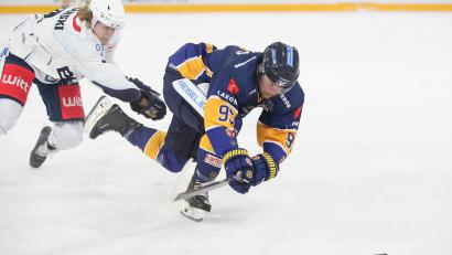 Bild: Thomas Heide
Neal Samanski (links) verfolgt in dieser Szene Marcus Freis von den Lausitzer Füchsen. Die Blue Devils Weiden verloren das Auswärtsspiel in Weißwasser am Freitagabend mit 0:4.