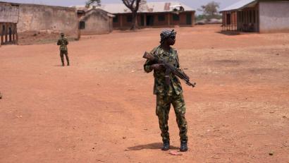 Bild: Sunday Alamba/AP/dpa
Sowohl kriminelle Banden als auch Terrormilizen entführen immer wieder Schulkinder in Nigeria. (Archivbild)