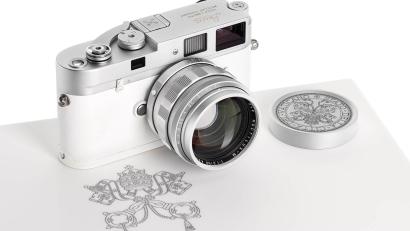 Bild: -/Leitz Photographica Auction/dpa
Die Kamera aus dem Besitz von Papst Franziskus brachte das 100-fache des Schätzpreises.