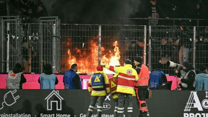 Bild: Federico Gambarini/dpa
Im Frankfurter Fanblock brennt ein Feuer.