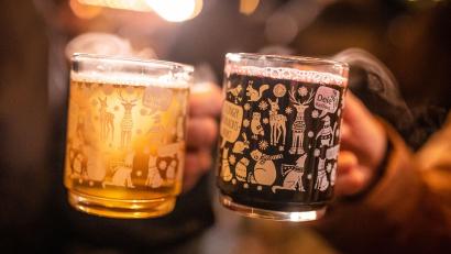 Bild: Christoph Schmidt/dpa
Auf Weihnachtsmärkten wird zwar viel Glühwein getrunken. Gegen die Kälte sind alkoholfreie Getränke jedoch besser geeignet. (Symbolbild)