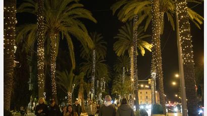 Bild: Clara Margais/dpa
Palma hat die Weihnachtsbeleuchtung angeschaltet.