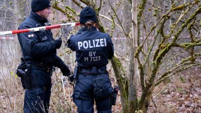 Bild: Sven Hoppe/dpa
Die Polizei sucht nach der Identität einer in einem Wald bei Neuried gefundenen Toten.