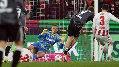 Bild: Federico Gambarini/dpa
Frankfurts Jonathan Burkardt trifft zum 4:1